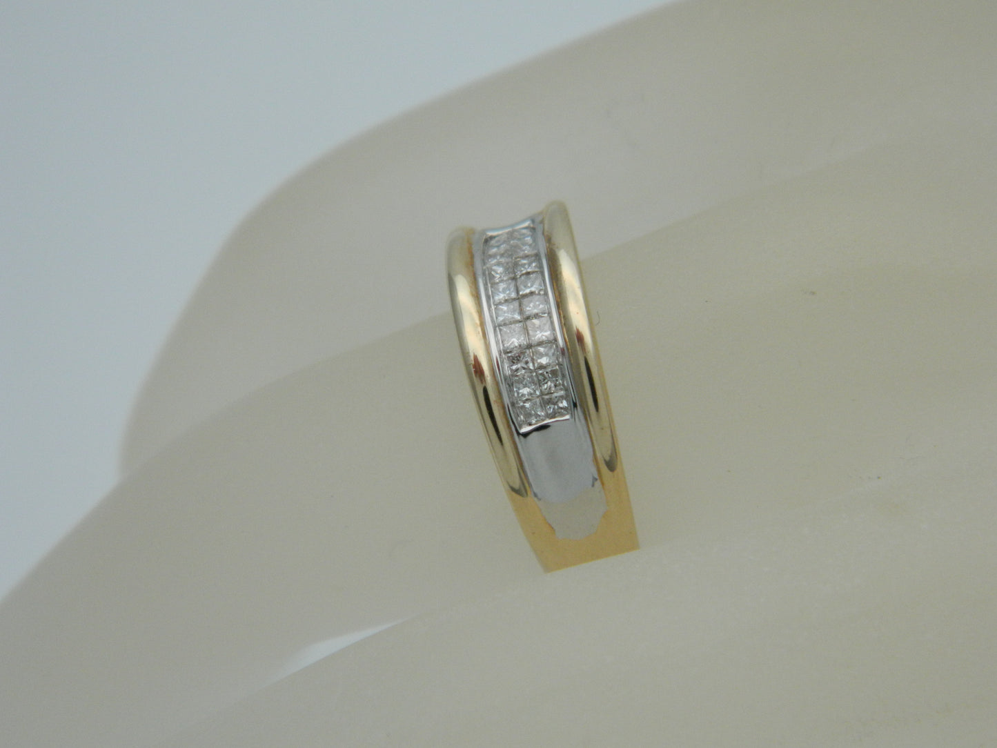 9ct Yellow & White Gold 5g 1/4ct Diamond Band Ring size M 1/2