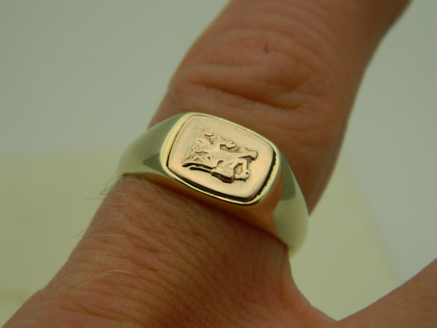 Clogau 9ct Yellow & Rose Gold Welsh Dragon Unisex Signet Ring RRP £790.00 size N (pre loved)