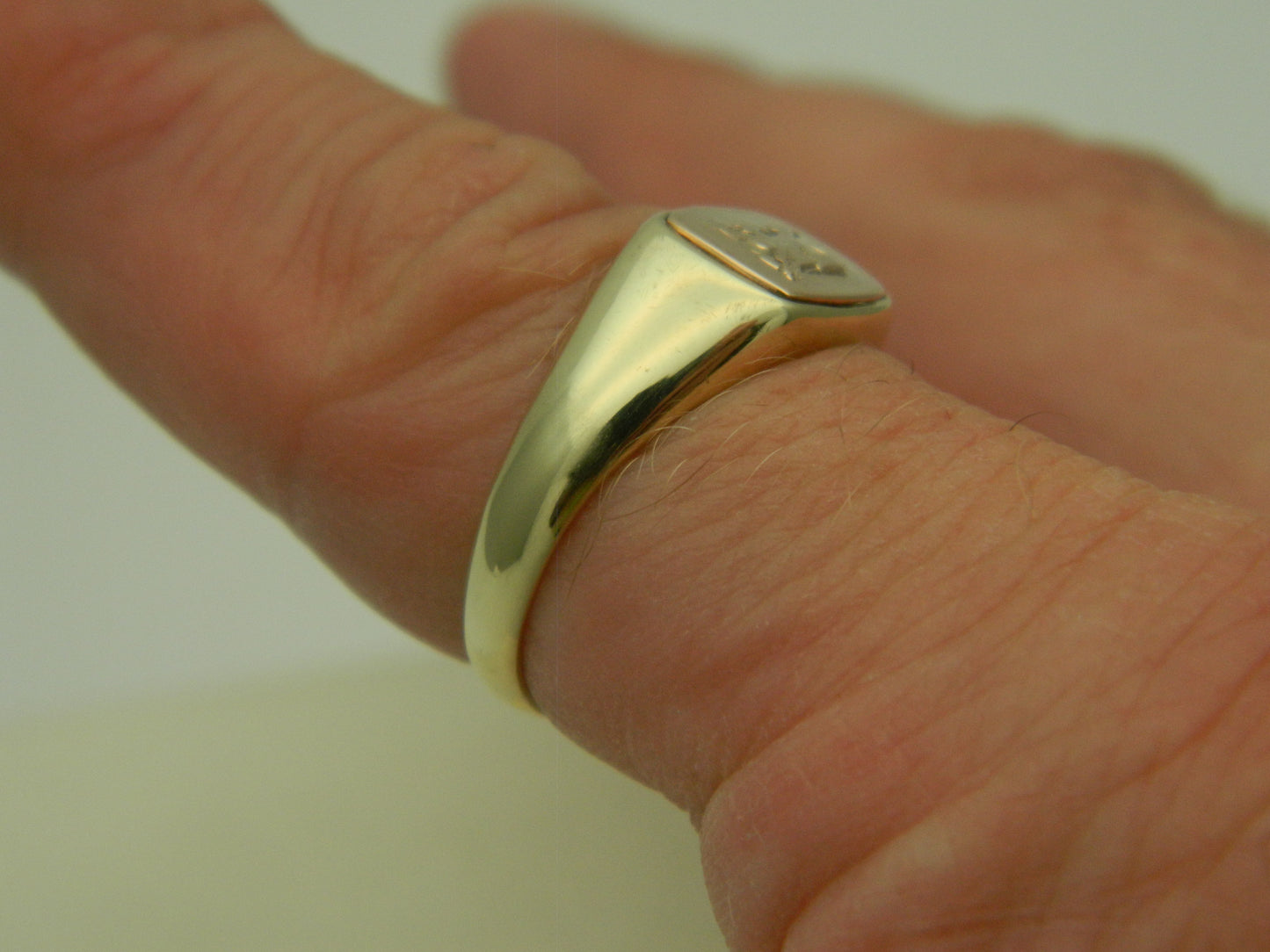 Clogau 9ct Yellow & Rose Gold Welsh Dragon Unisex Signet Ring RRP £790.00 size N (pre loved)