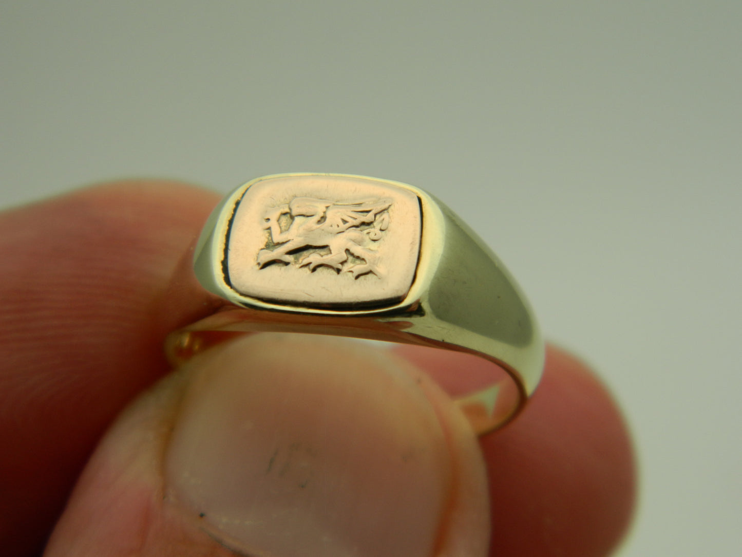 Clogau 9ct Yellow & Rose Gold Welsh Dragon Unisex Signet Ring RRP £790.00 size N (pre loved)