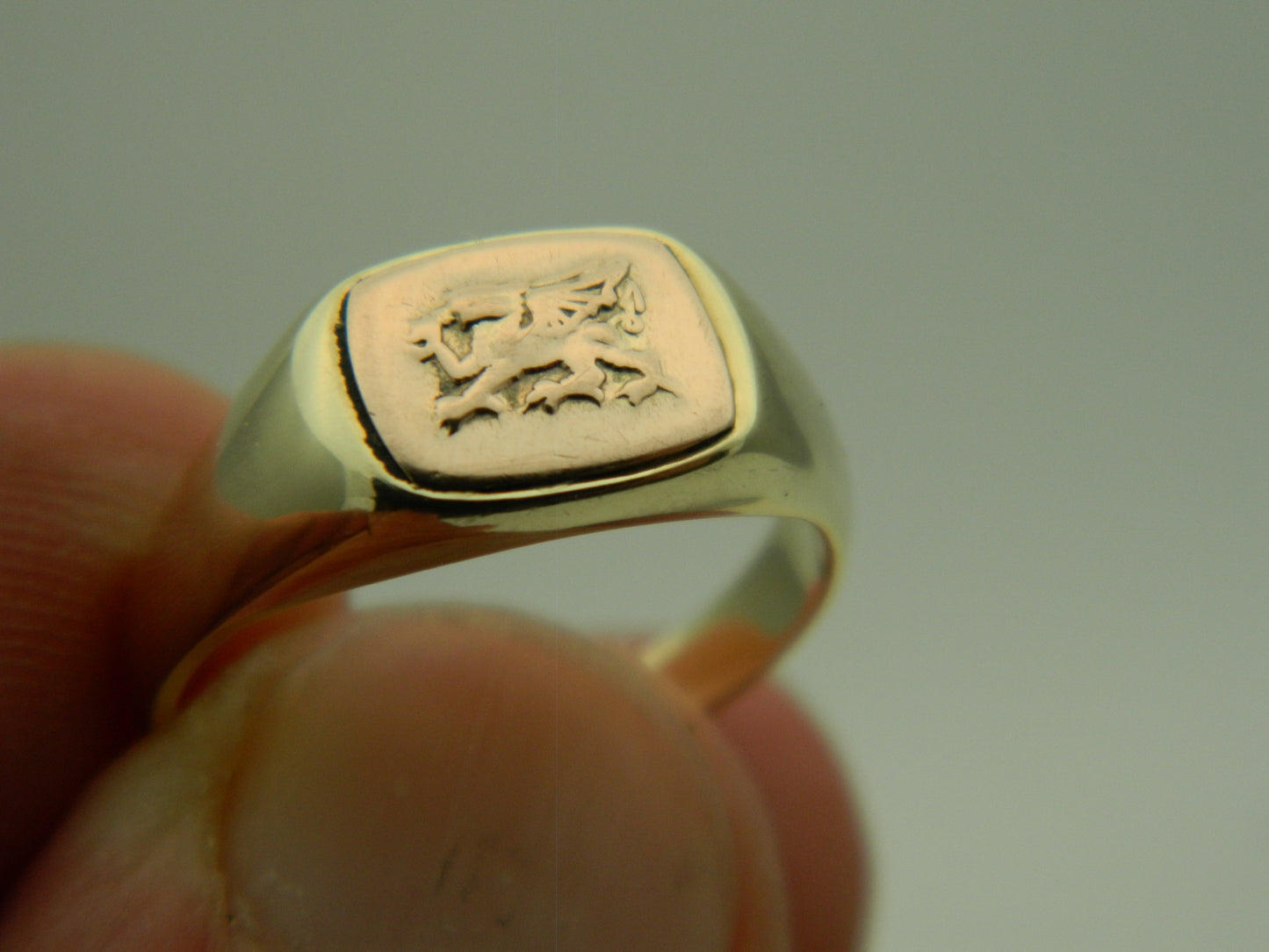 Clogau 9ct Yellow & Rose Gold Welsh Dragon Unisex Signet Ring RRP £790.00 size N (pre loved)
